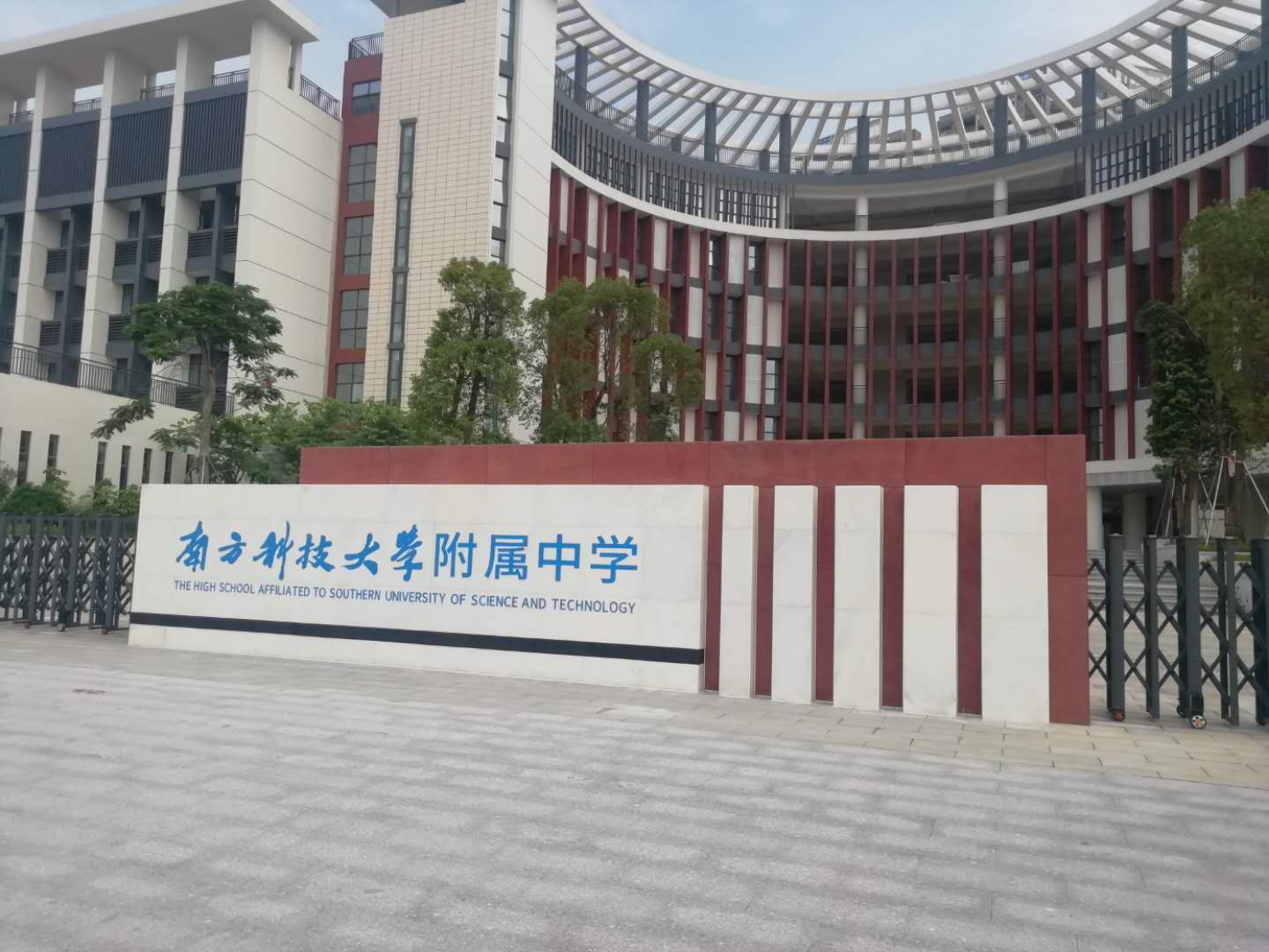 南方科技大學(xué)附屬中學(xué)語(yǔ)音教室英語(yǔ)聽(tīng)說(shuō)考試升降屏風(fēng)機(jī)考卡座電腦桌