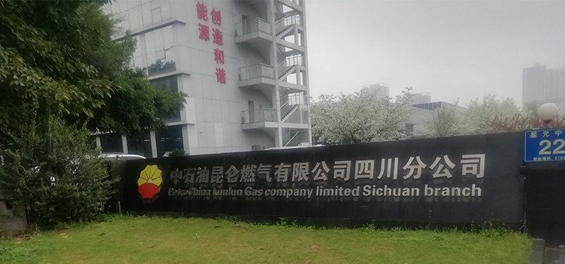 中石油燃?xì)馀嘤?xùn)基地安裝升降屏風(fēng)電腦桌，翻轉(zhuǎn)電腦桌
